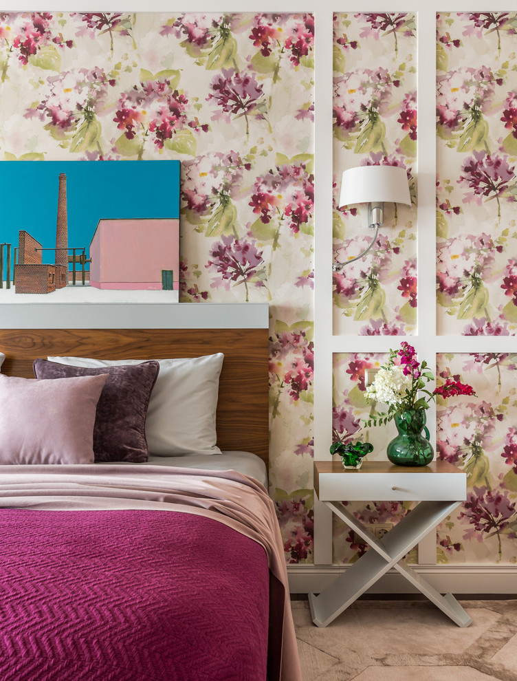 Пример оригинального дизайна: хозяйская спальня в современном стиле с разноцветными стенами