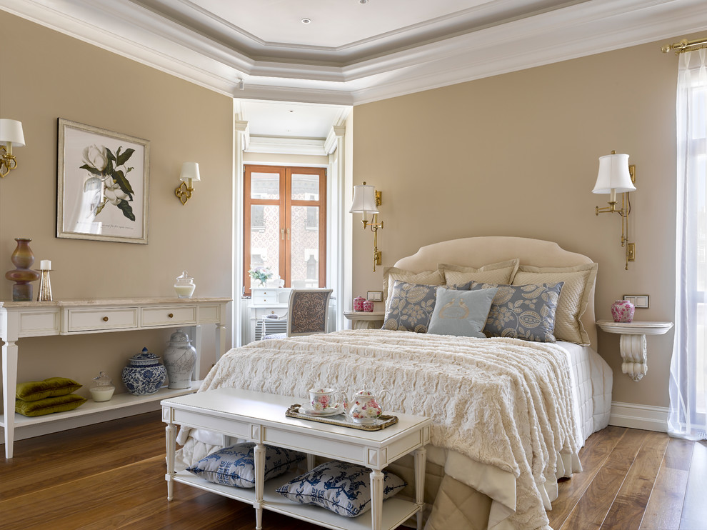 Пример оригинального дизайна: спальня в классическом стиле с бежевыми стенами, паркетным полом среднего тона и коричневым полом