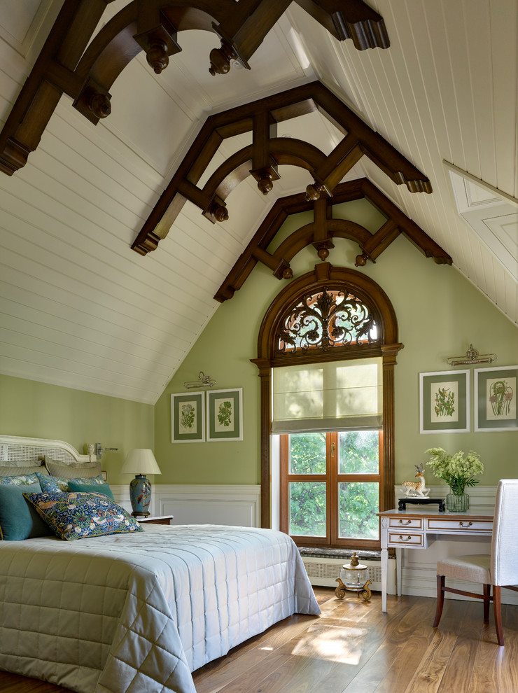 Пример оригинального дизайна: спальня: освещение в классическом стиле с зелеными стенами, паркетным полом среднего тона и коричневым полом