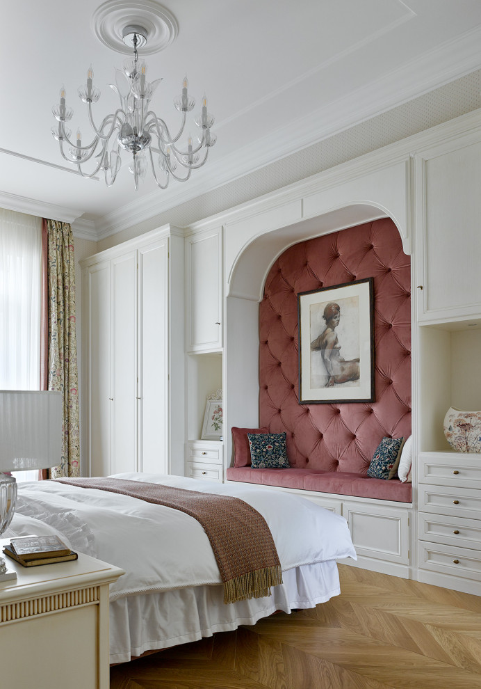 На фото: большая хозяйская спальня в классическом стиле с розовыми стенами, паркетным полом среднего тона, многоуровневым потолком и обоями на стенах