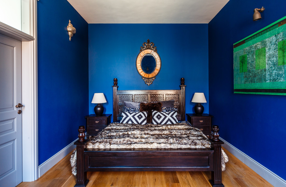 Источник вдохновения для домашнего уюта: хозяйская спальня среднего размера в стиле фьюжн с синими стенами и паркетным полом среднего тона без камина