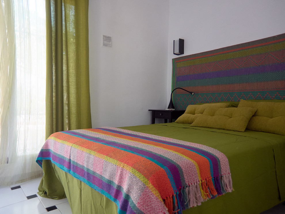 Foto de habitación de invitados mediterránea de tamaño medio sin chimenea con paredes blancas y suelo de baldosas de cerámica