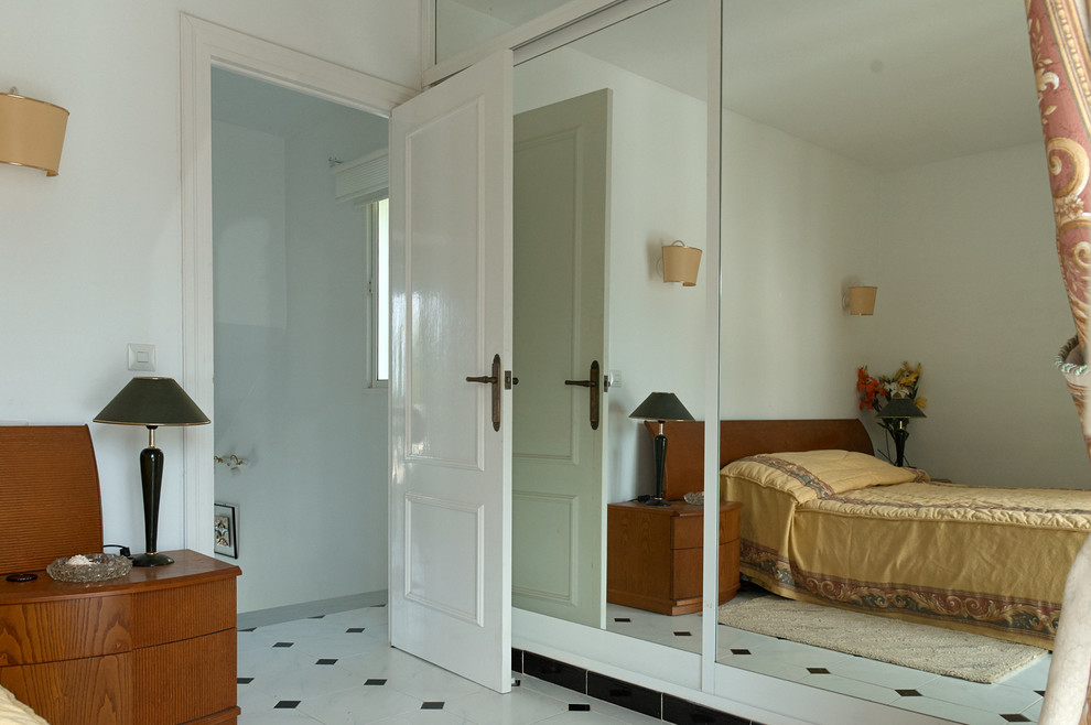 Mittelgroßes Mediterranes Gästezimmer ohne Kamin mit weißer Wandfarbe und Keramikboden in Malaga