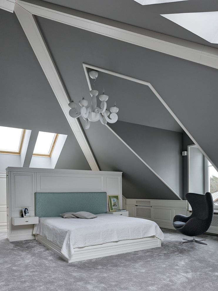 Klassisches Schlafzimmer mit grauer Wandfarbe, Teppichboden und grauem Boden in Moskau