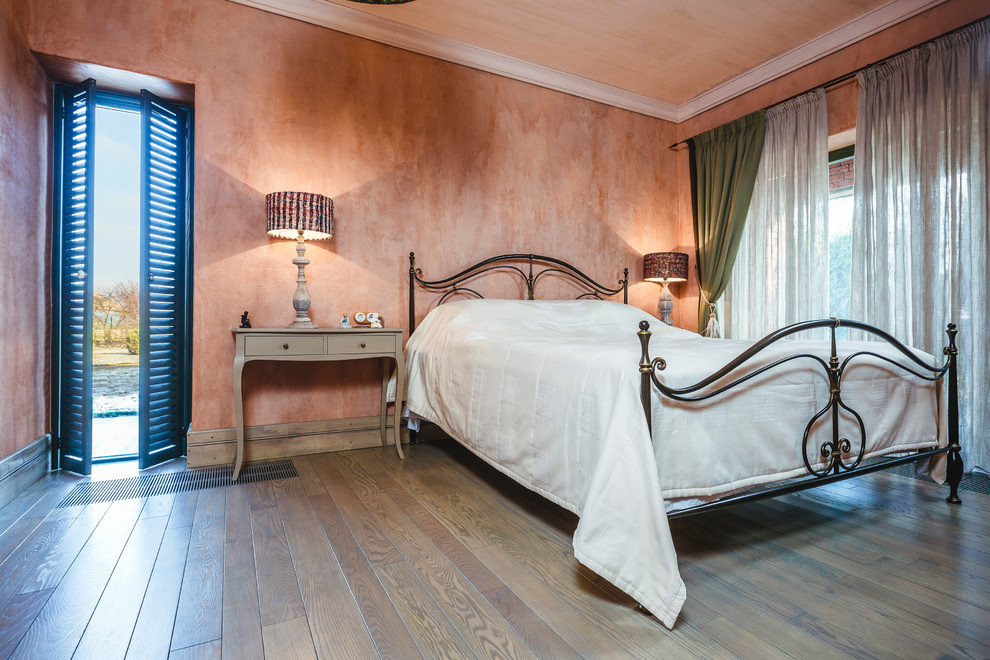 Mediterranes Schlafzimmer mit beiger Wandfarbe und hellem Holzboden in Sonstige