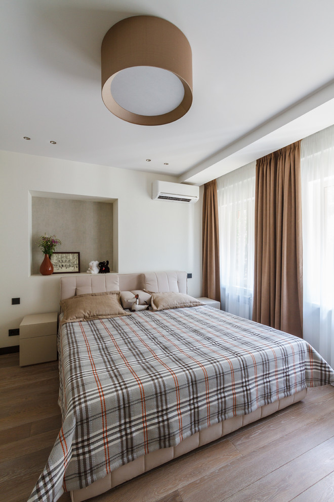 Стильный дизайн: маленькая гостевая спальня (комната для гостей) в современном стиле с белыми стенами, деревянным полом и бежевым полом для на участке и в саду - последний тренд