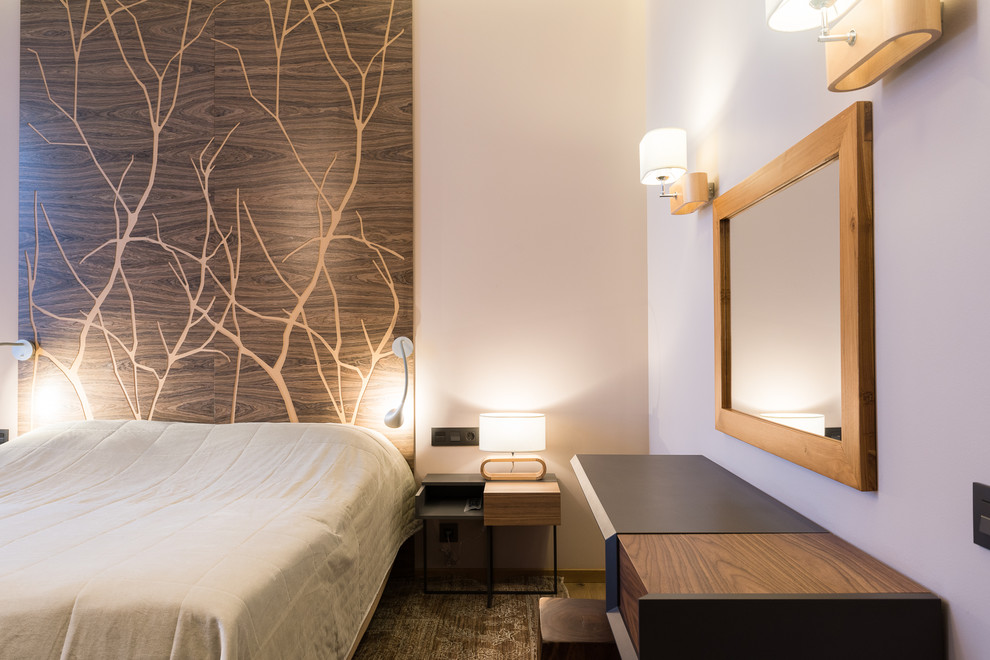 Стильный дизайн: хозяйская спальня среднего размера в скандинавском стиле с паркетным полом среднего тона - последний тренд