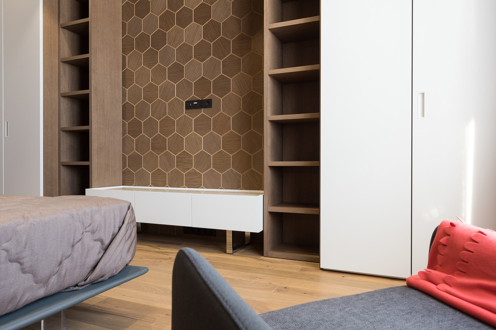 Ejemplo de habitación de invitados nórdica de tamaño medio con paredes marrones, suelo de madera en tonos medios y suelo marrón