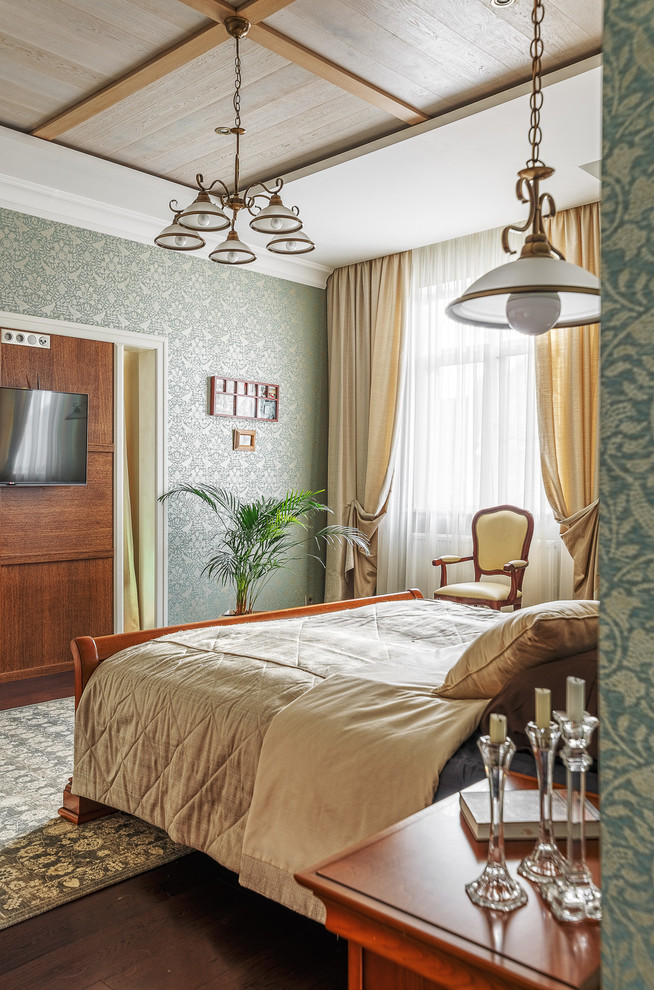 Пример оригинального дизайна: хозяйская спальня в классическом стиле с зелеными стенами