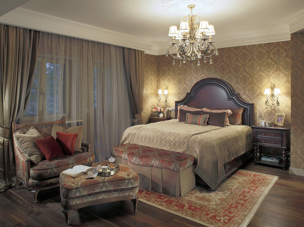 Идея дизайна: хозяйская спальня среднего размера в классическом стиле с коричневыми стенами, паркетным полом среднего тона и коричневым полом без камина