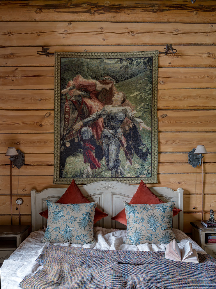 Imagen de dormitorio principal rural de tamaño medio con suelo de madera pintada y suelo marrón