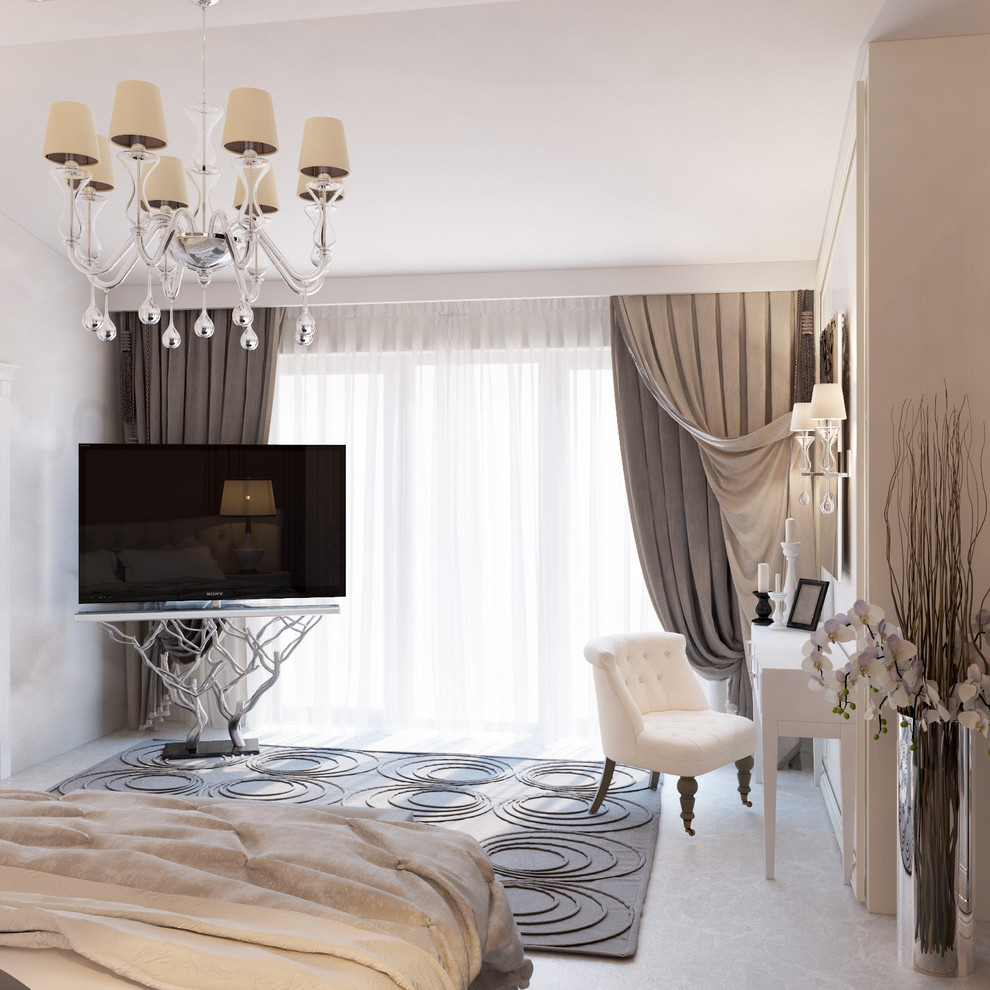 Modelo de dormitorio principal clásico renovado grande con paredes beige, suelo de mármol y suelo blanco