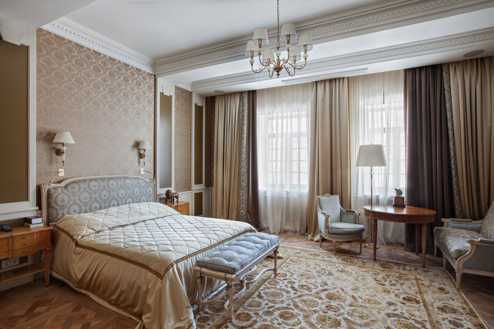 Modelo de dormitorio principal clásico con paredes beige y suelo de madera en tonos medios