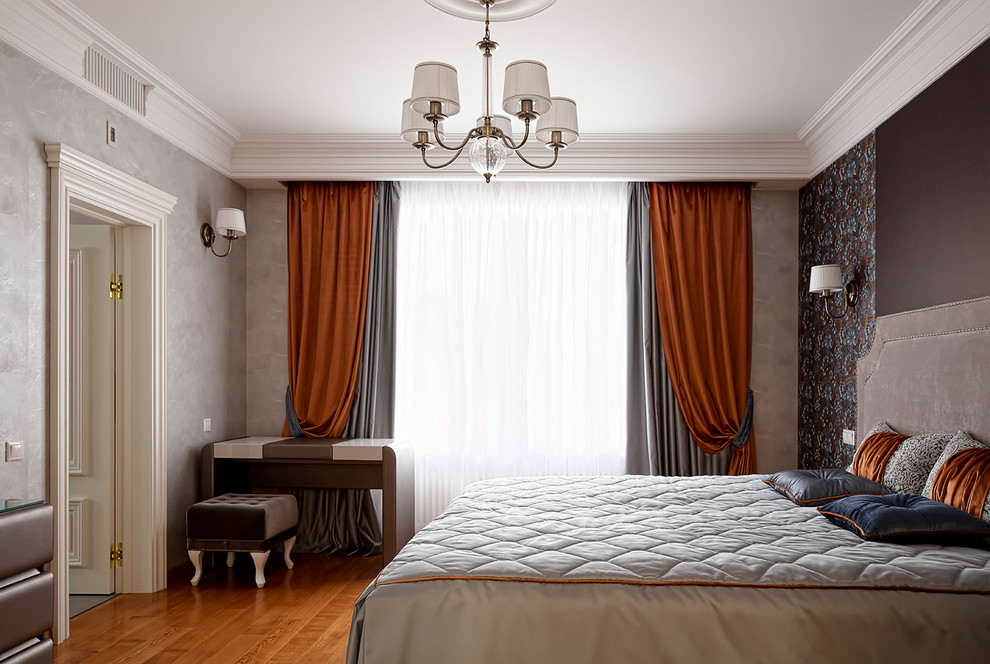Esempio di una camera matrimoniale chic di medie dimensioni con pareti grigie e pavimento in legno massello medio