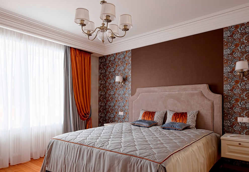 Foto de dormitorio tradicional de tamaño medio sin chimenea con paredes grises y suelo de madera en tonos medios