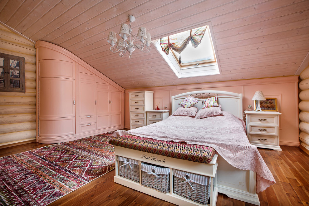 На фото: спальня: освещение в стиле кантри с розовыми стенами, паркетным полом среднего тона, коричневым полом и кроватью в нише с