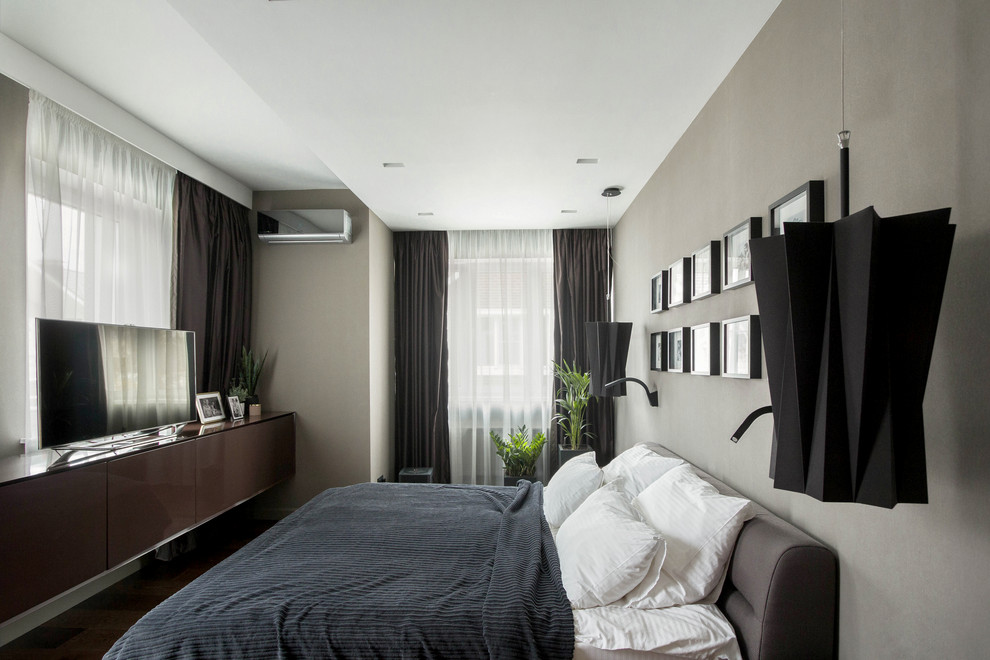 Идея дизайна: хозяйская спальня в современном стиле с серыми стенами, паркетным полом среднего тона и коричневым полом