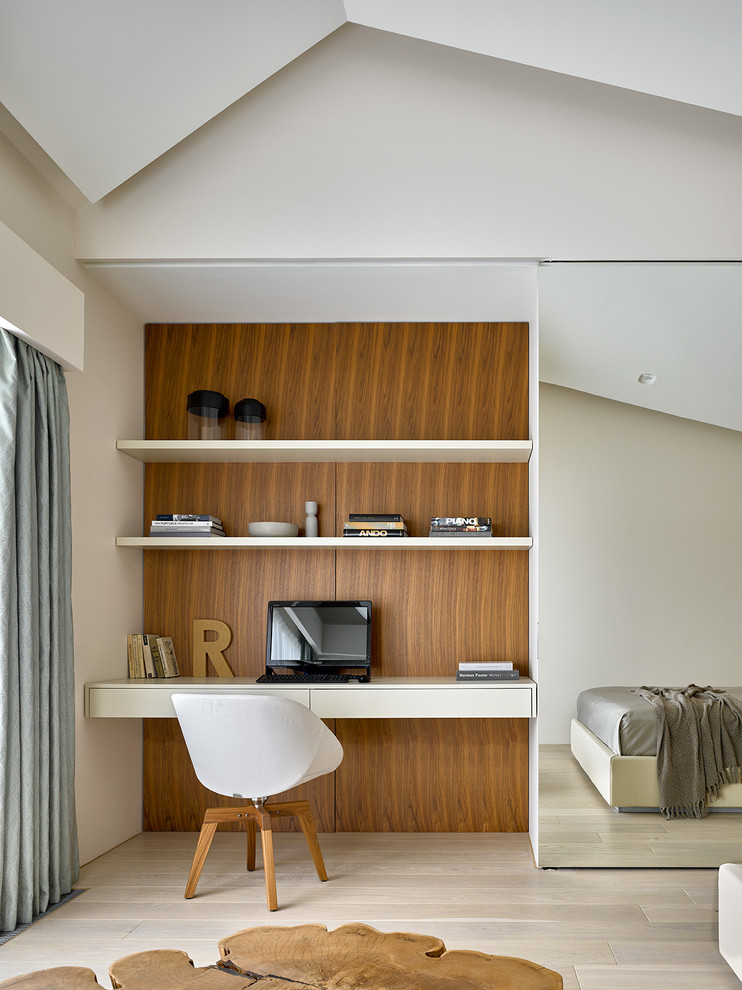 Ispirazione per una camera da letto minimal con pareti marroni, parquet chiaro e pavimento beige
