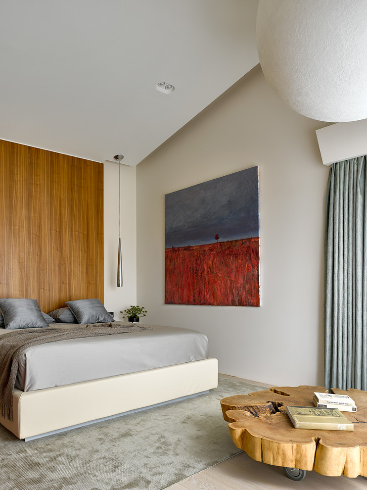Esempio di una camera da letto design con pareti beige, parquet chiaro e pavimento beige