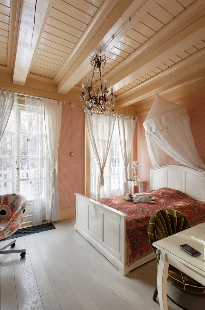 Пример оригинального дизайна: спальня среднего размера в современном стиле с розовыми стенами и деревянным полом