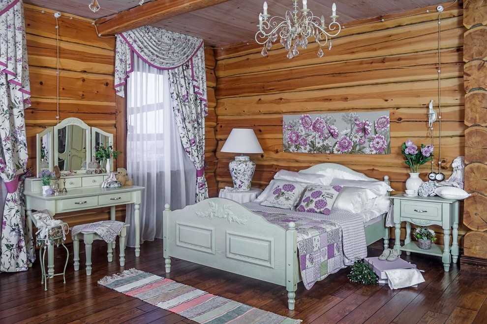 На фото: гостевая спальня (комната для гостей) в стиле рустика с темным паркетным полом с