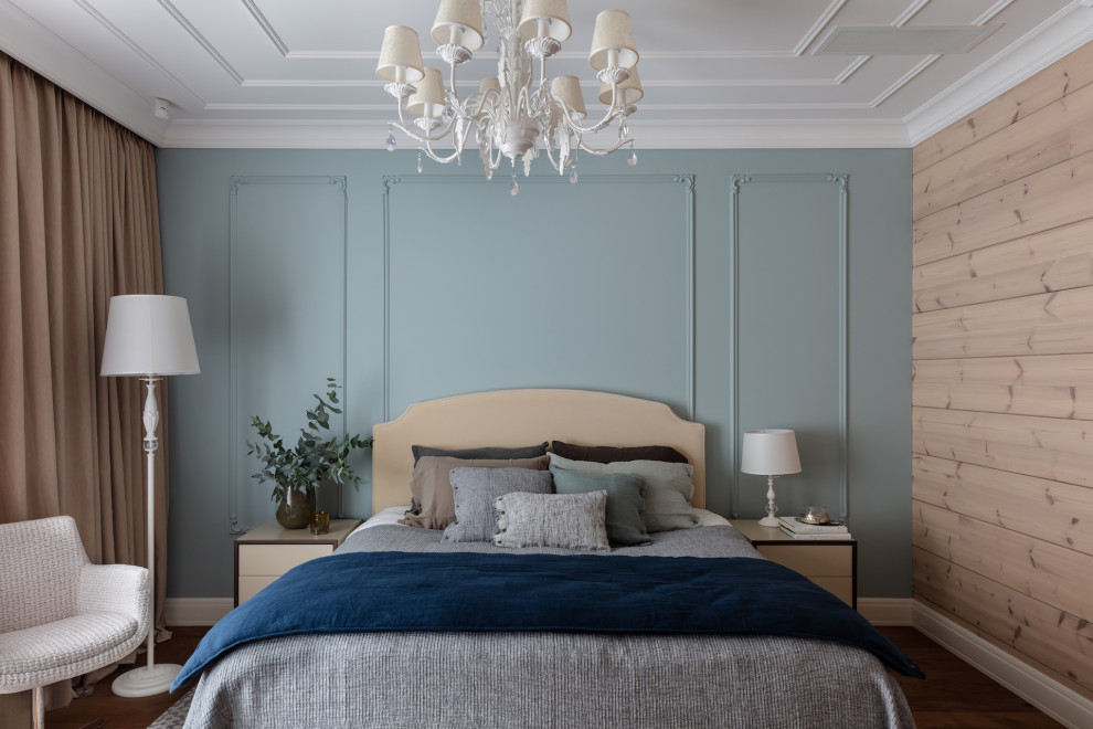 На фото: хозяйская спальня в стиле неоклассика (современная классика) с синими стенами с