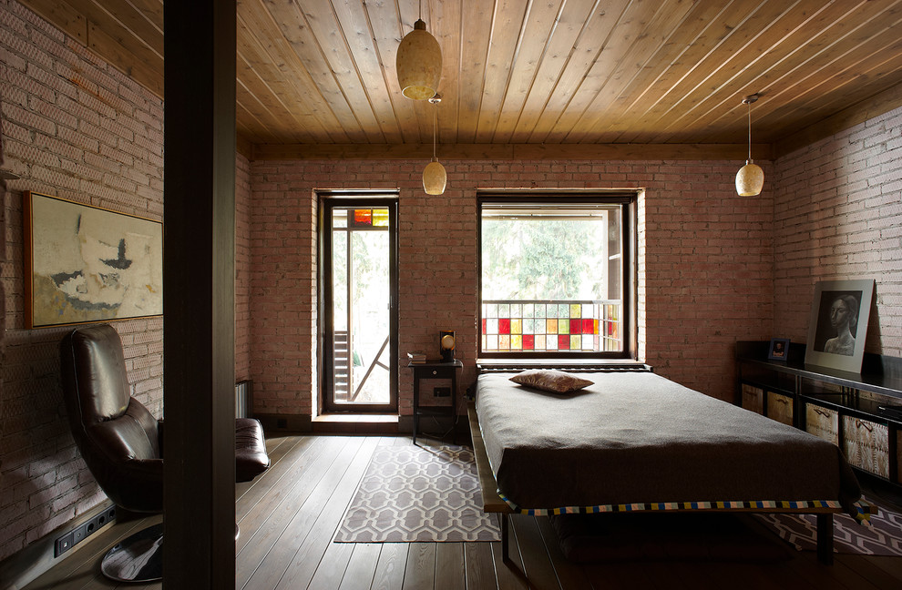 Пример оригинального дизайна: большая хозяйская спальня в стиле лофт с серыми стенами, деревянным полом и серым полом