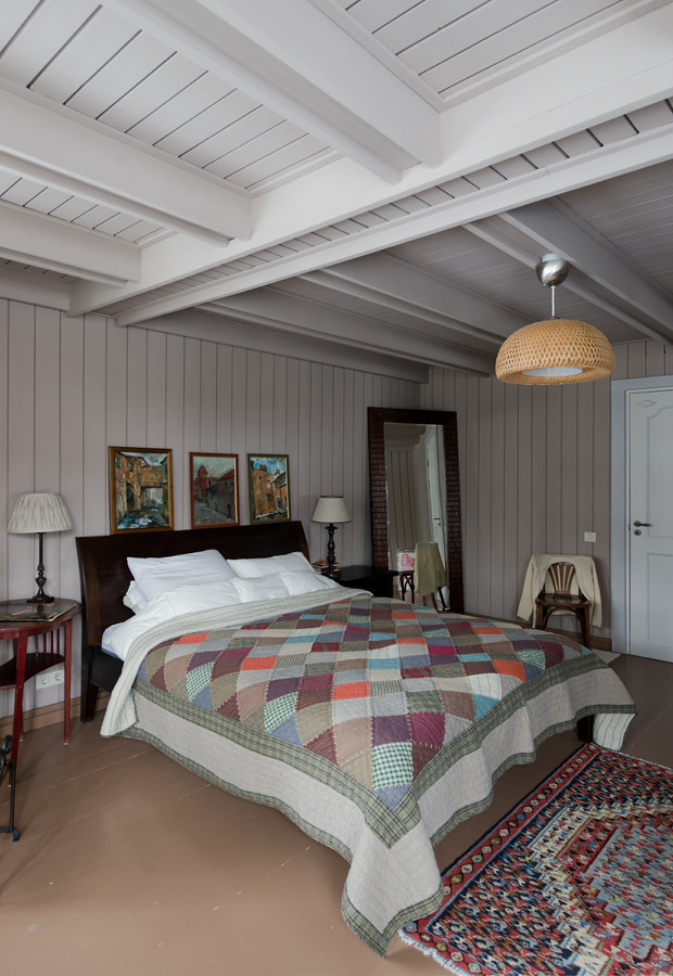 Idéer för ett stort lantligt sovrum, med målat trägolv