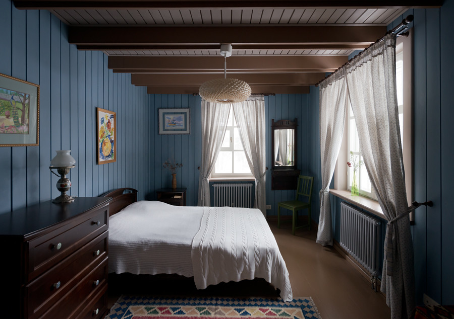 Kleines Country Gästezimmer mit blauer Wandfarbe in Moskau