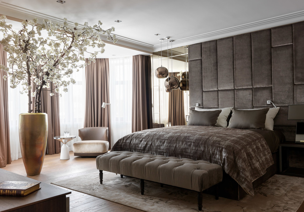 Großes Modernes Hauptschlafzimmer ohne Kamin mit hellem Holzboden, grauer Wandfarbe und beigem Boden in Moskau