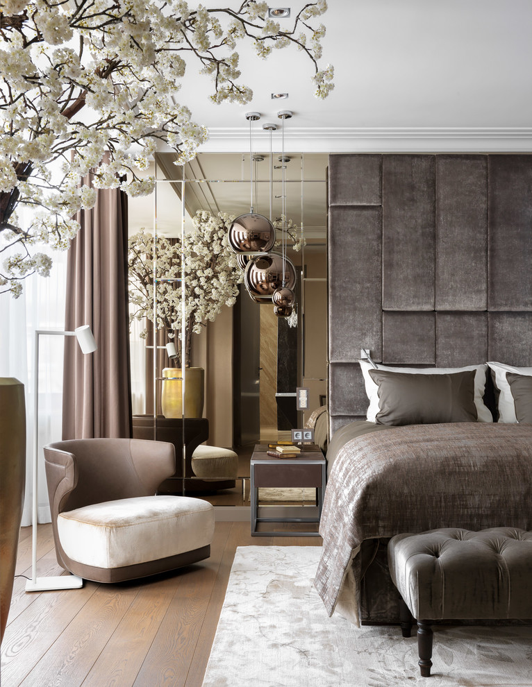 Пример оригинального дизайна: большая хозяйская спальня в современном стиле с коричневыми стенами, паркетным полом среднего тона и бежевым полом