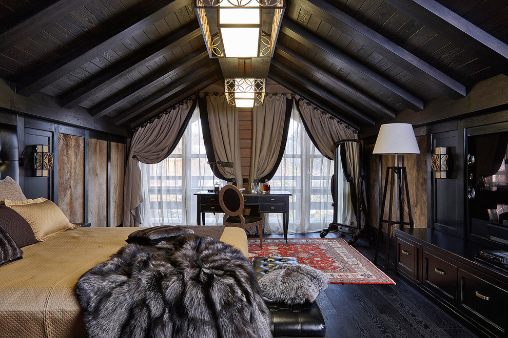 Landhaus Hauptschlafzimmer mit dunklem Holzboden, schwarzem Boden und brauner Wandfarbe in Moskau