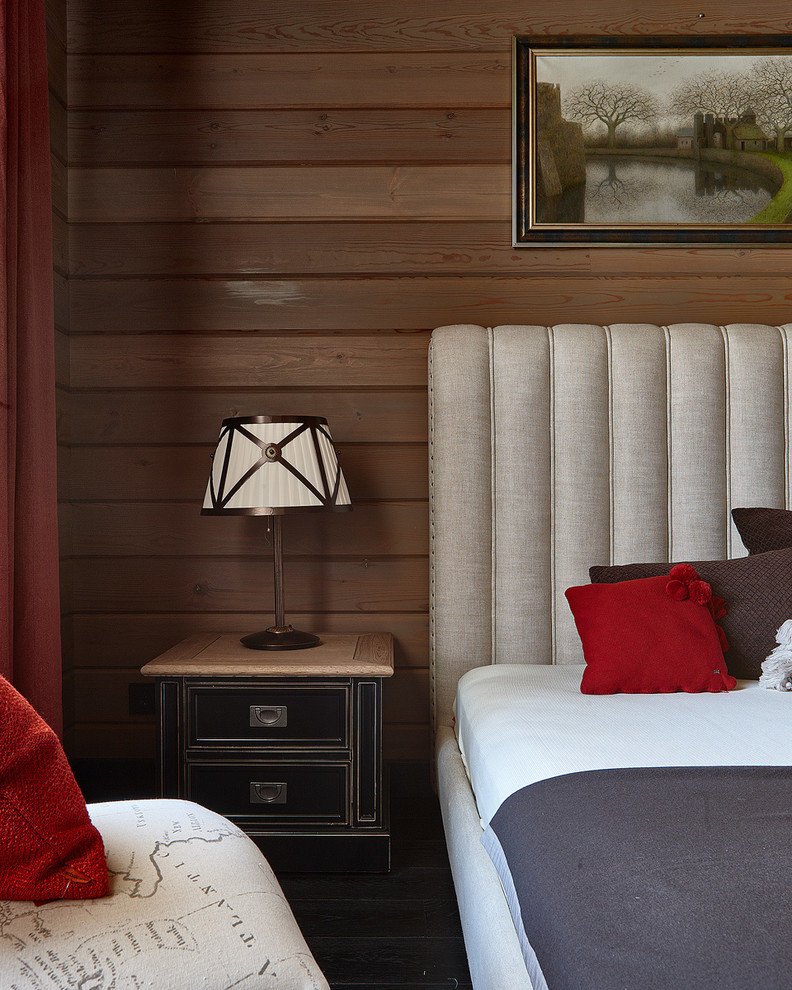 Свежая идея для дизайна: спальня: освещение в стиле кантри с коричневыми стенами - отличное фото интерьера