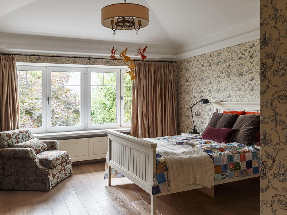 Foto di una camera da letto chic con pavimento in legno massello medio, pavimento marrone e pareti beige