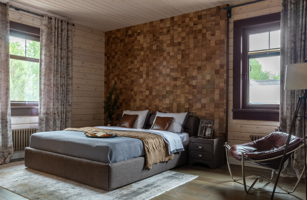 Стильный дизайн: хозяйская спальня в современном стиле с коричневыми стенами и коричневым полом - последний тренд