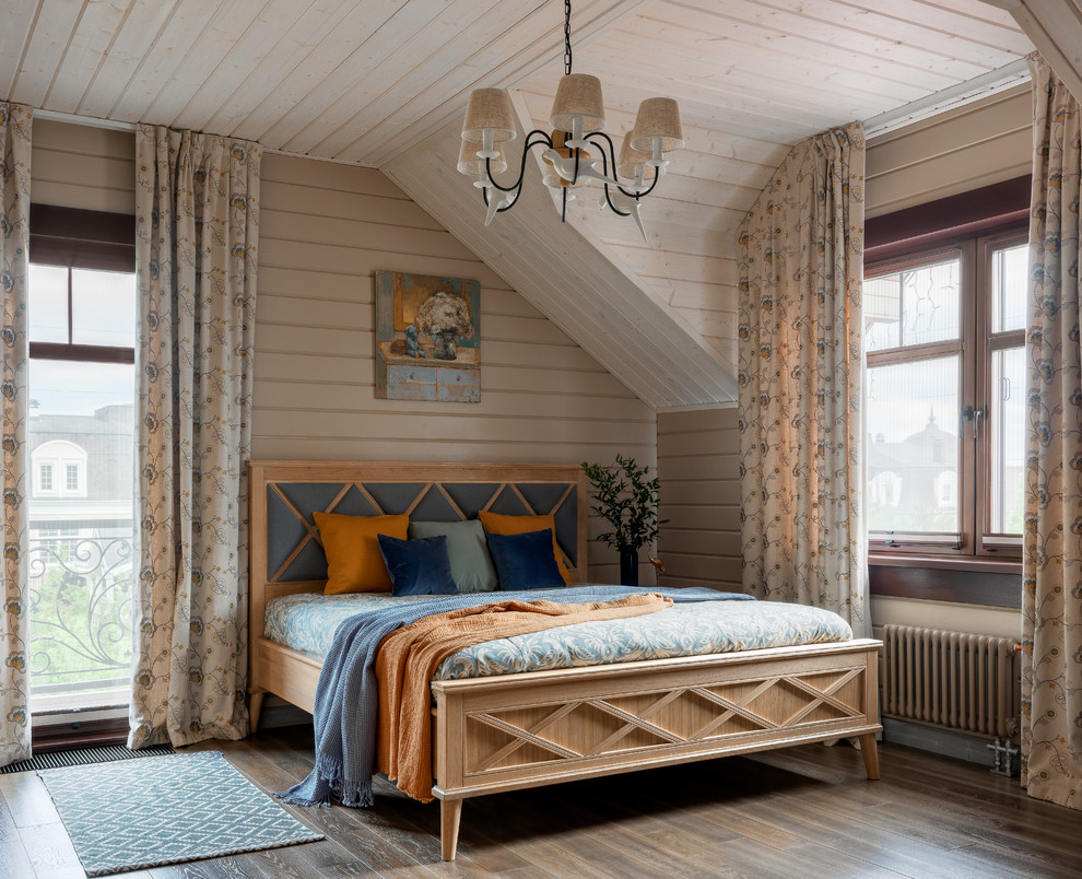На фото: спальня в стиле кантри с бежевыми стенами, коричневым полом и темным паркетным полом