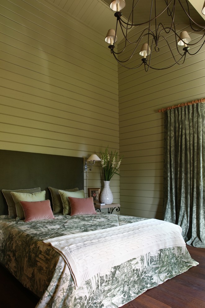 Ejemplo de dormitorio principal contemporáneo grande sin chimenea con paredes verdes y suelo de madera oscura