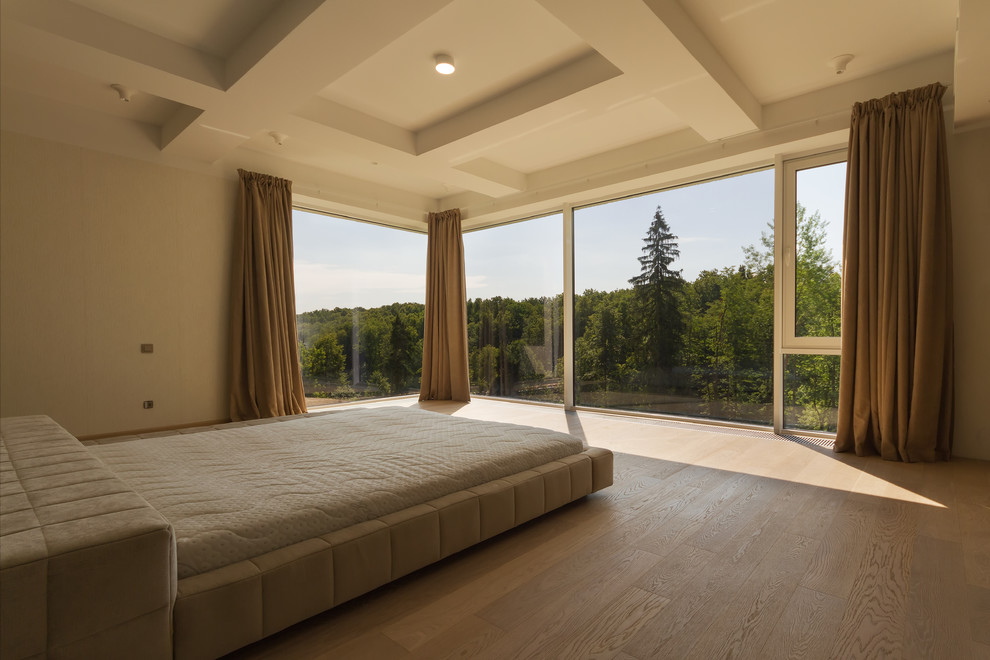Стильный дизайн: большая хозяйская спальня в стиле лофт с бежевыми стенами, паркетным полом среднего тона и бежевым полом - последний тренд