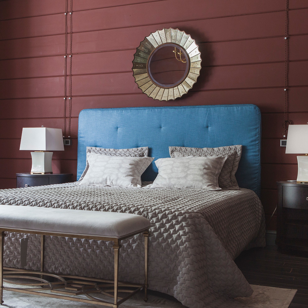 Esempio di una camera da letto design con pareti rosse e parquet scuro