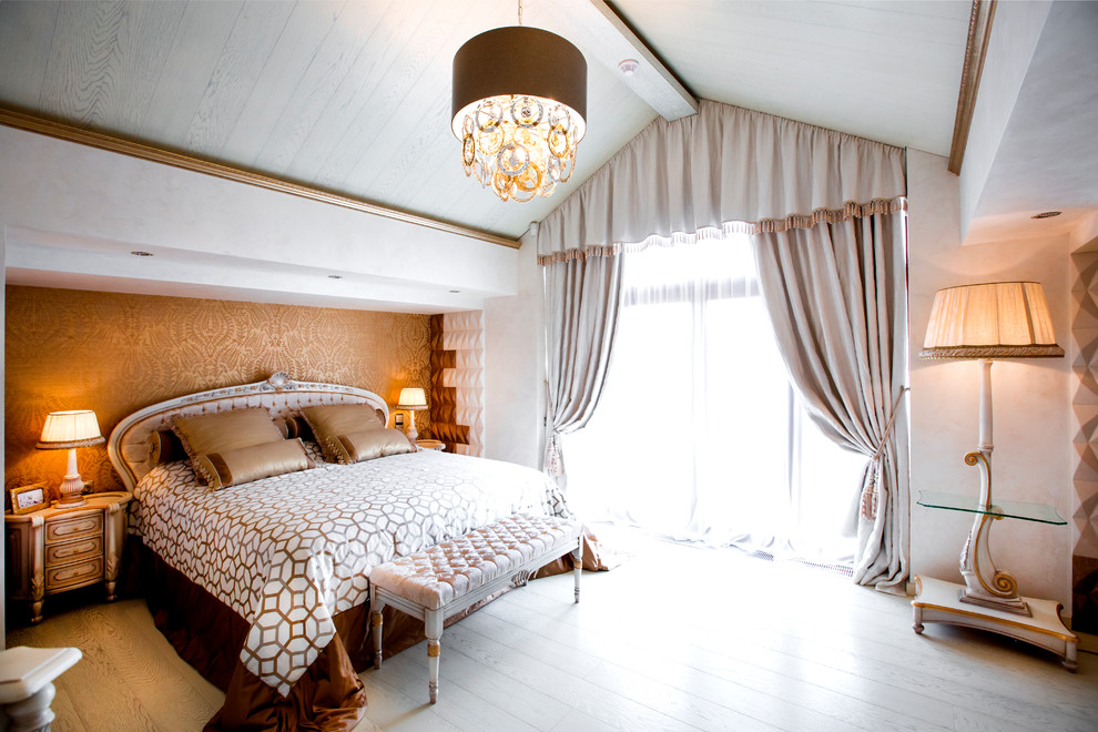 Aménagement d'une chambre classique avec un mur beige, parquet clair et un sol blanc.