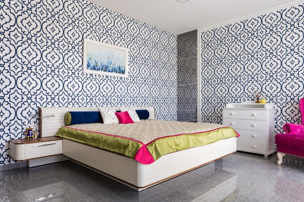 На фото: спальня в современном стиле с разноцветными стенами и серым полом с
