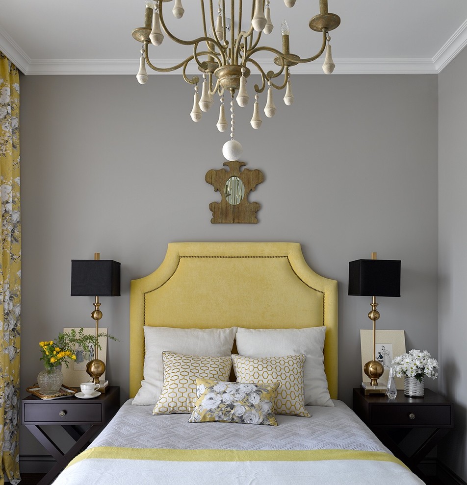 Idée de décoration pour une petite chambre d'amis grise et jaune tradition avec un mur gris.