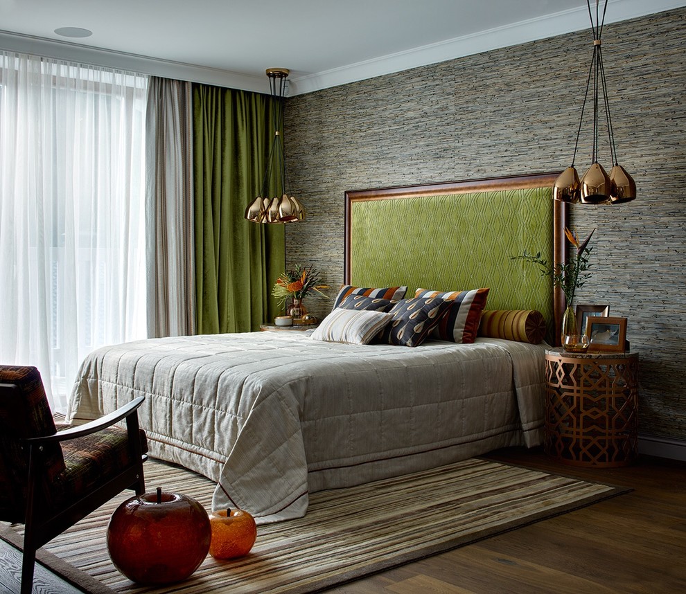 Foto de dormitorio principal actual con paredes grises y suelo de madera oscura