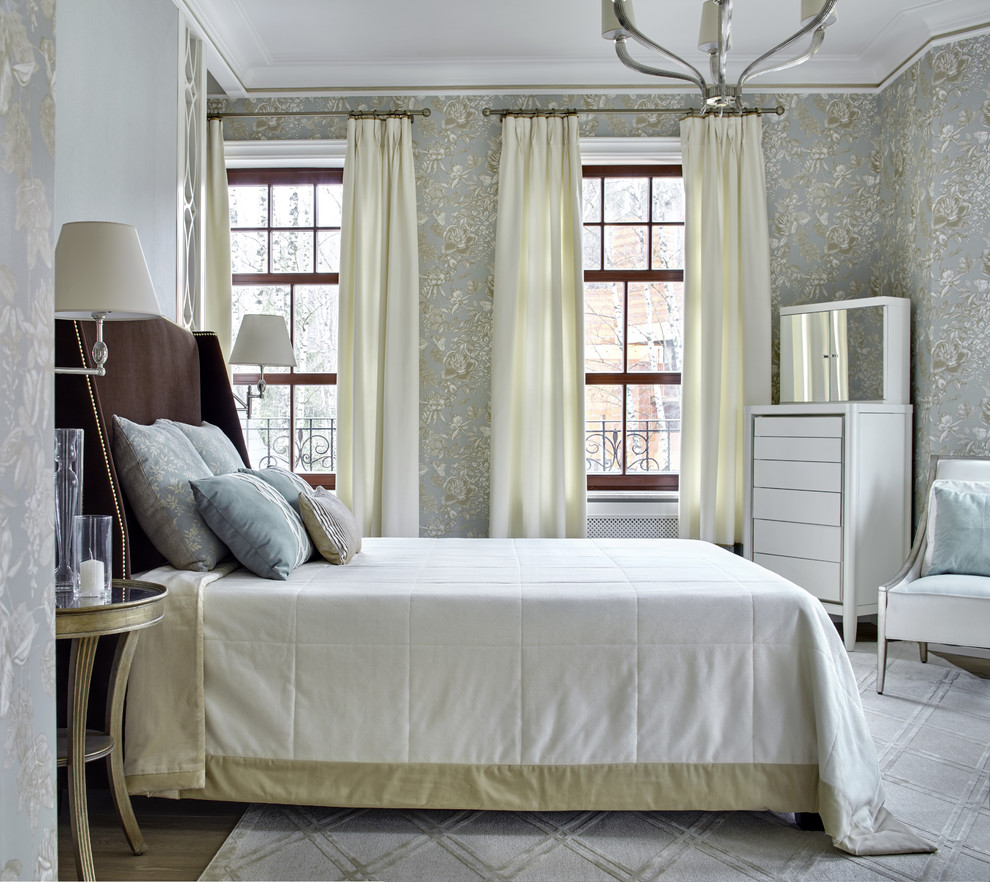 Источник вдохновения для домашнего уюта: хозяйская спальня в классическом стиле с серыми стенами и ковровым покрытием
