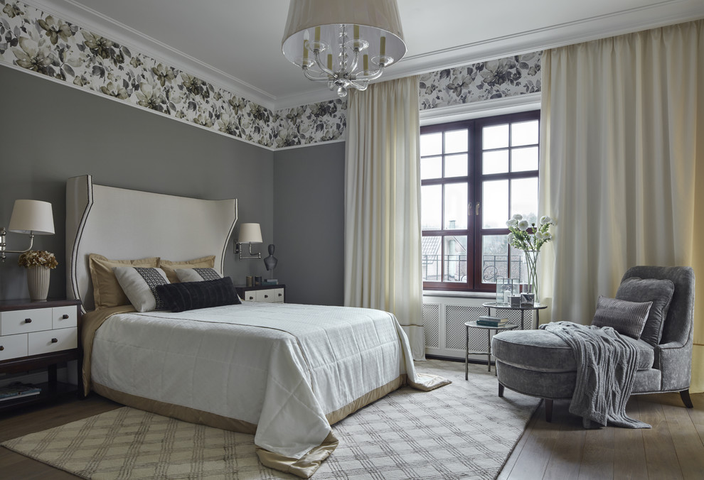 Стильный дизайн: хозяйская спальня в классическом стиле с серыми стенами и паркетным полом среднего тона без камина - последний тренд