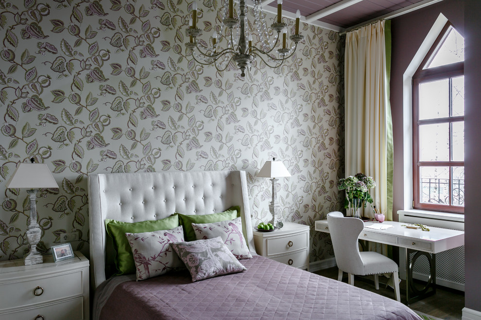 Imagen de dormitorio principal tradicional sin chimenea con paredes púrpuras