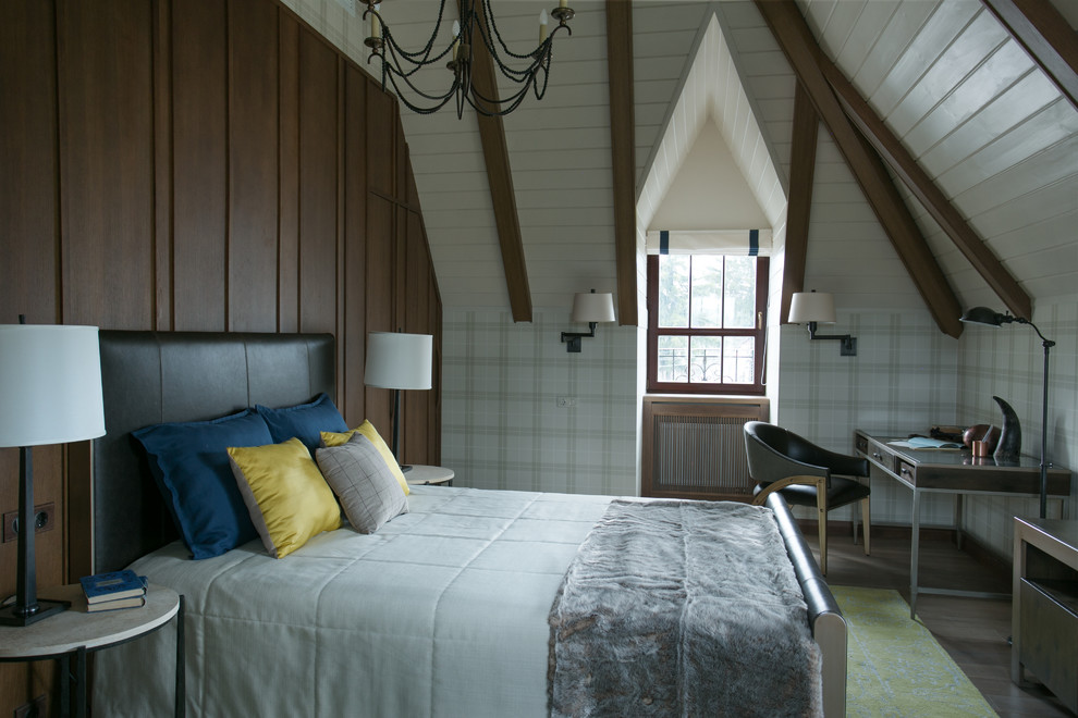 На фото: хозяйская спальня в современном стиле с коричневыми стенами и темным паркетным полом без камина