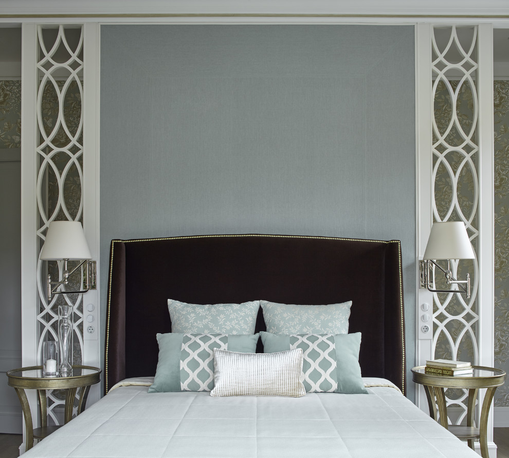Стильный дизайн: хозяйская спальня в стиле неоклассика (современная классика) с серыми стенами - последний тренд