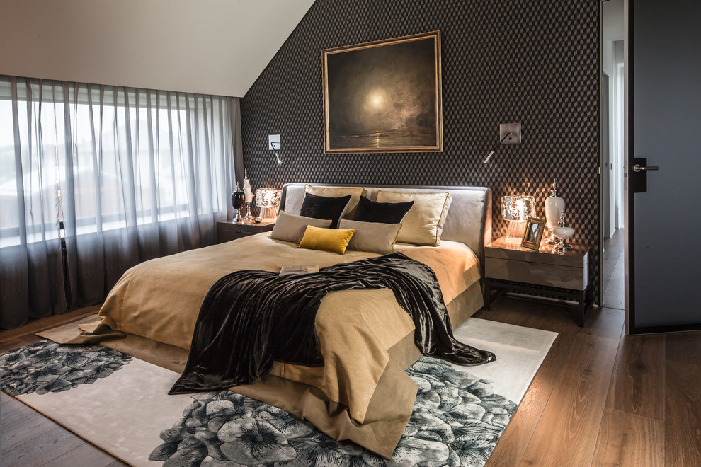 Идея дизайна: хозяйская спальня в современном стиле с черными стенами, паркетным полом среднего тона и коричневым полом