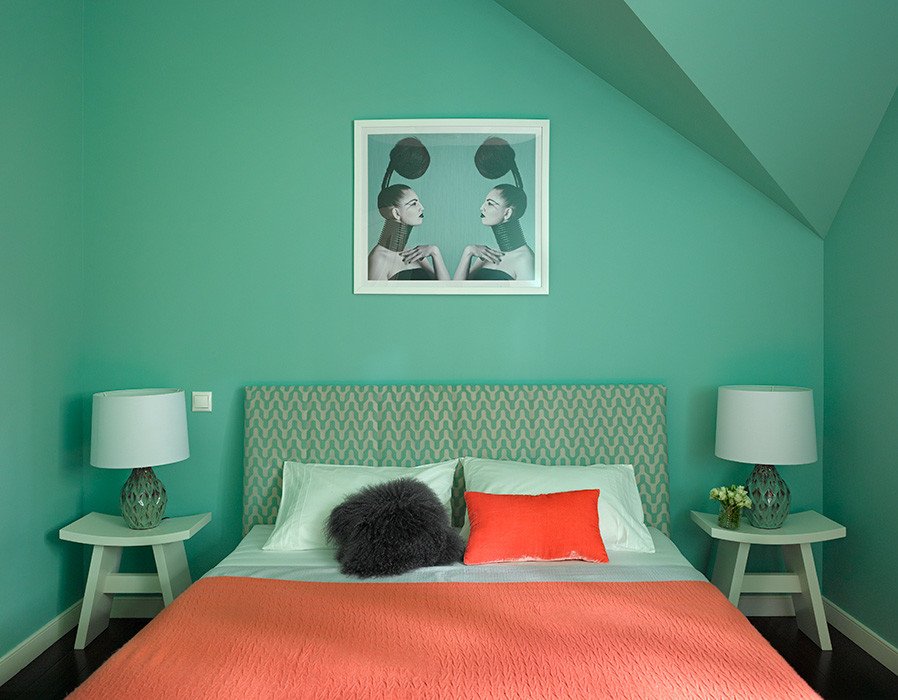 Ejemplo de dormitorio principal actual con paredes verdes